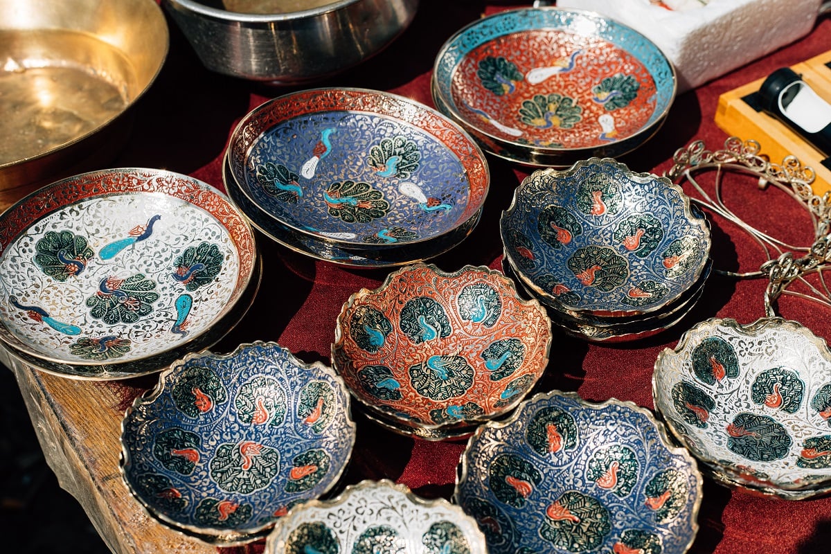 釉面陶土-古老手工华丽的陶器盘子。一套装饰陶瓷碟手绘花卉图案。
