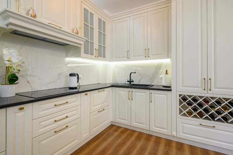 白色经典的酒架,厨房家具如何装饰bd手机下载你的厨房柜台角落(7想法你会喜欢!)