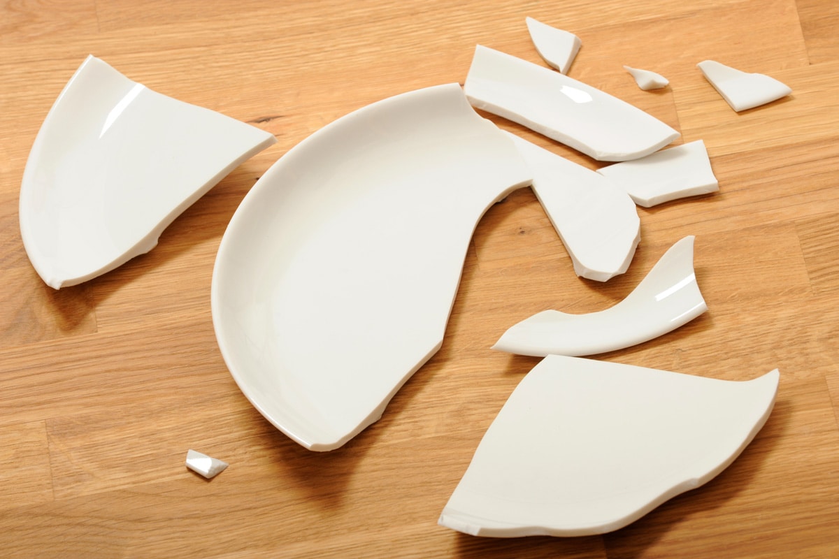 白色的盘子碎在地板上。