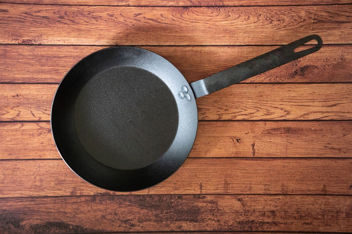 isolate-carbon-steel-skillet-pan-on-wooden-table