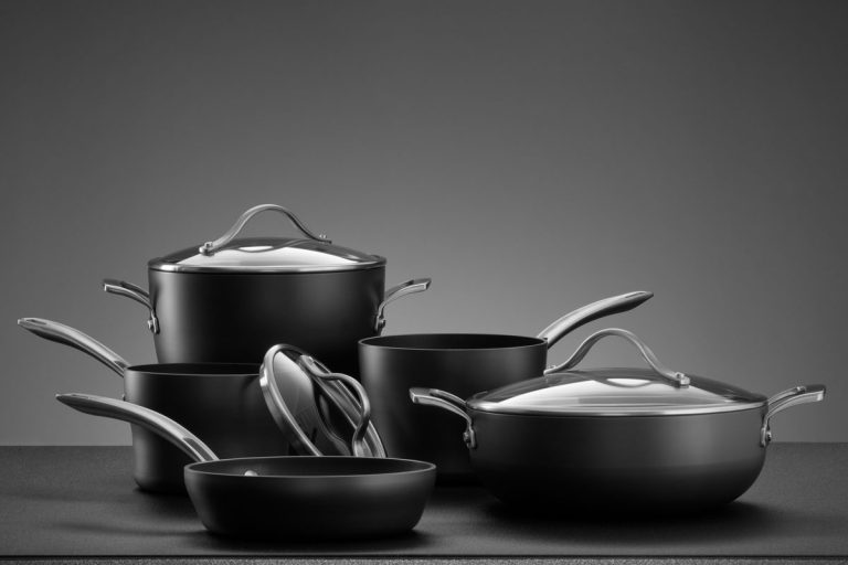 好炊具设置在灰色的颜色,挠不锈钢有毒或安全吗?这就是你需要知道的!