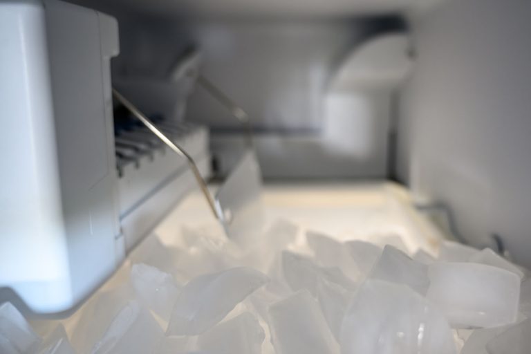 照片的inside-freezer-automatic-ice-maker-pile Ikich制冰机加水光停留在——为什么和怎么做?
