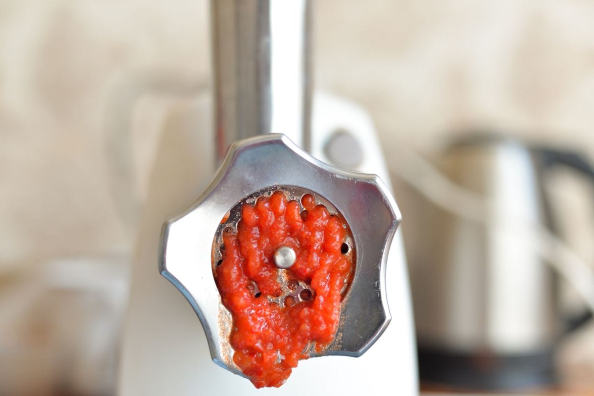 在绞肉机中磨红番茄的过程