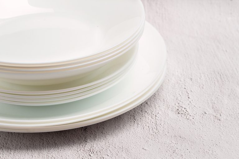 拼贴livingware和白色Vitrelle餐具堆放在清楚,Corelle Vitrelle Vs livingware:有什么区别吗?