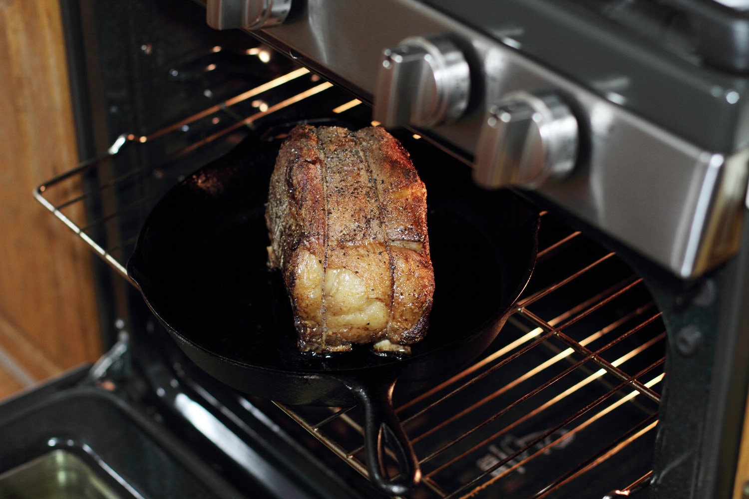 将上等肋排从烤箱中取出，放入铸铁煎锅中烘烤。
