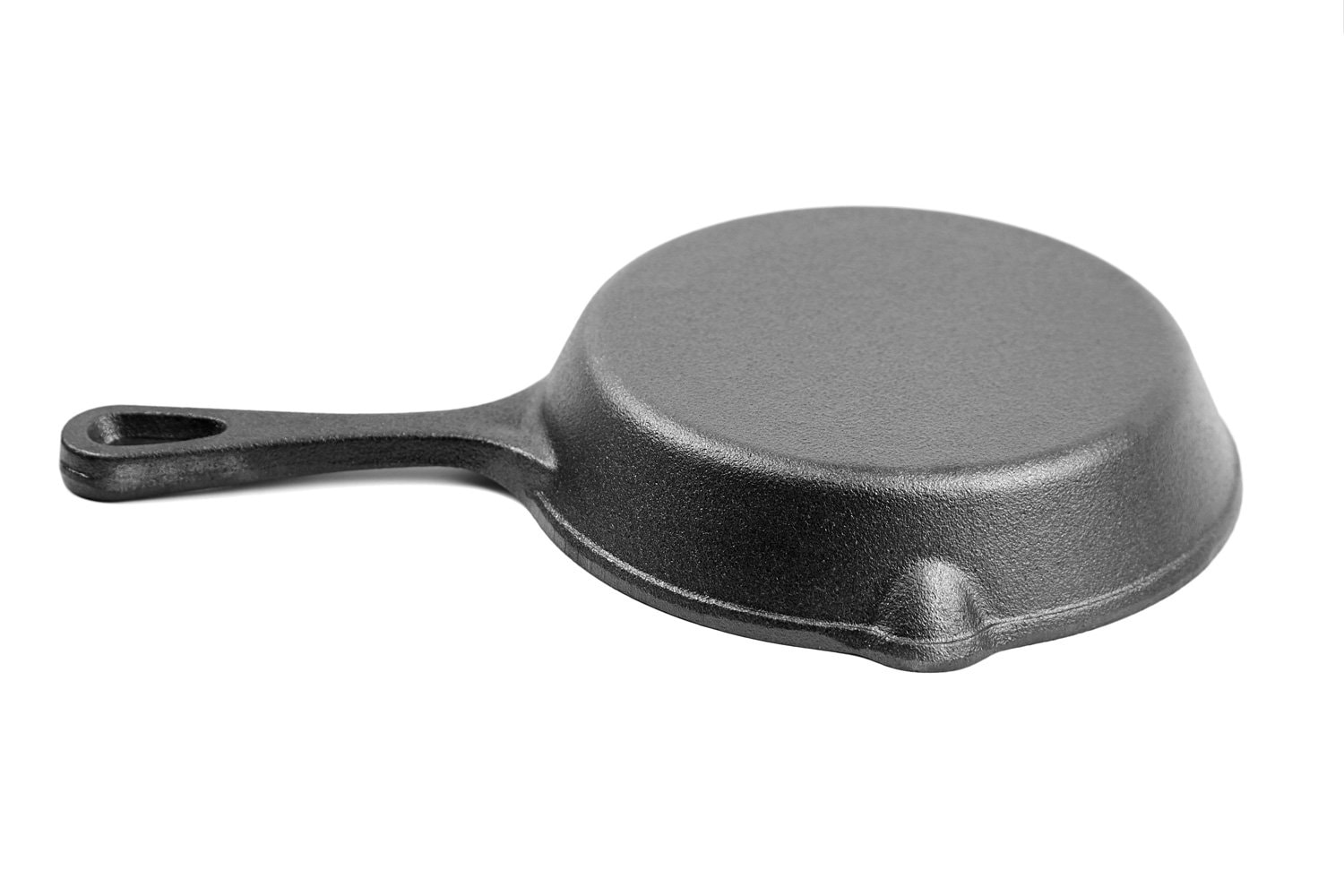 铸铁锅与手柄隔离在白色背景。一个黑色空煎锅底，背面。bd手机下载厨房设备，炊具