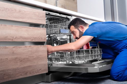 阅读更多关于如何移除厨房洗碗机的顶部架子的文章bd手机下载