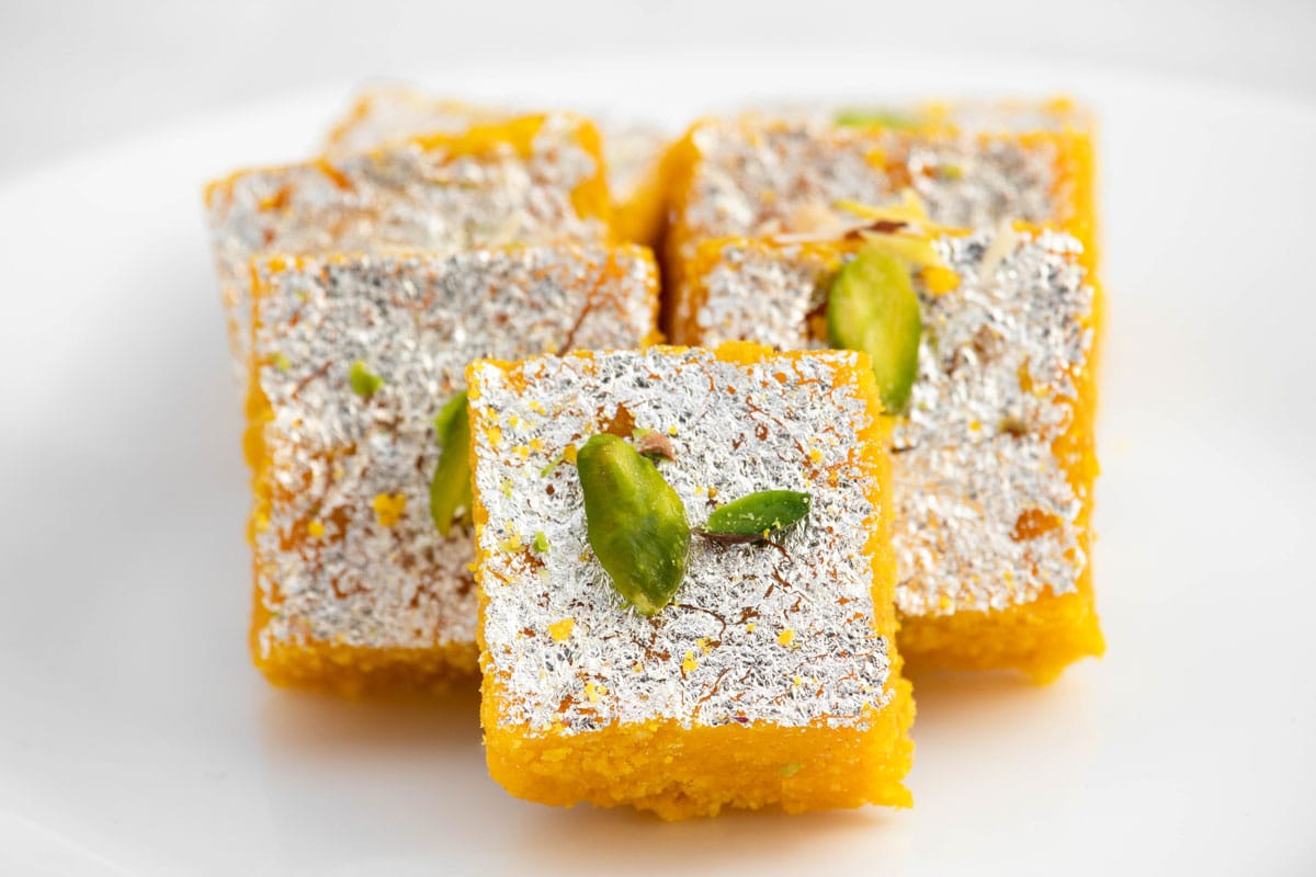 著名的印度Mithai【Dal Burfi Barfee或Meetha绿豆女Barfi黄色克面粉做的