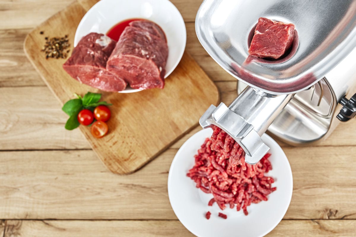 鲜肉，砧板和绞肉机放在餐桌上bd手机下载