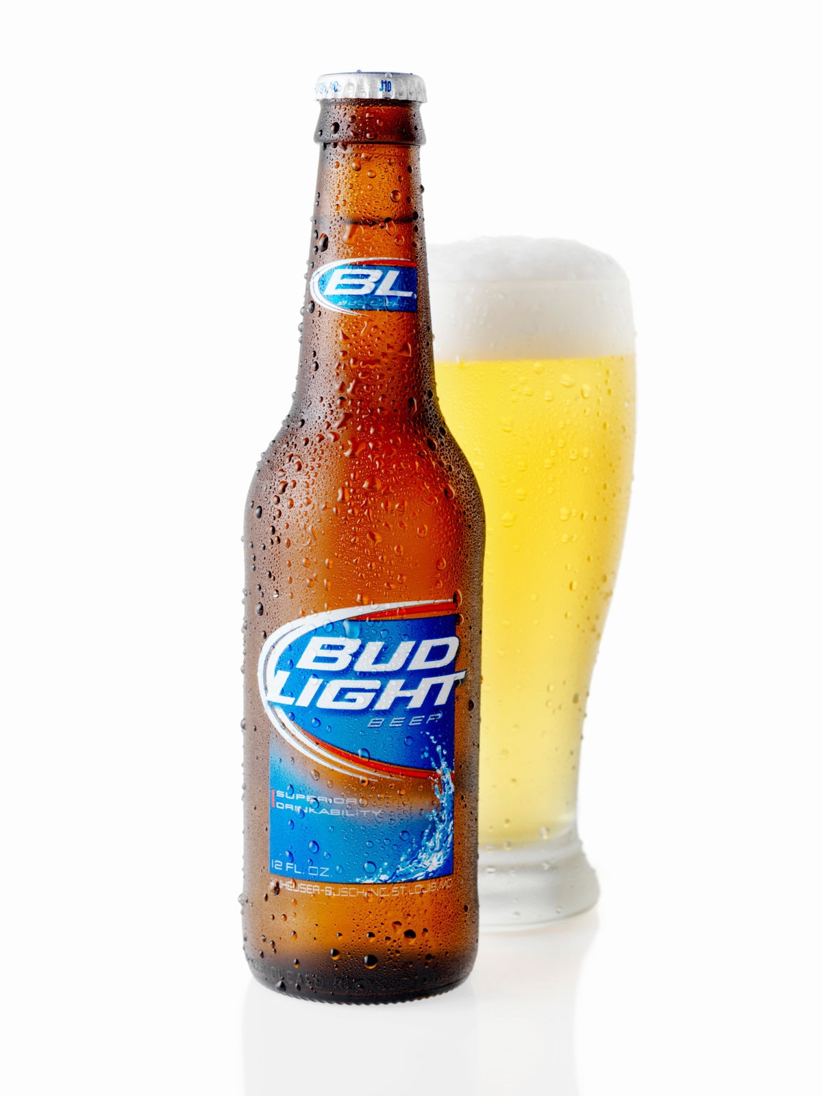 冰镇一瓶百威淡啤，12盎司，美国瓶装和一杯百威淡啤，白色，百威淡啤由安海斯-布希公司生产
