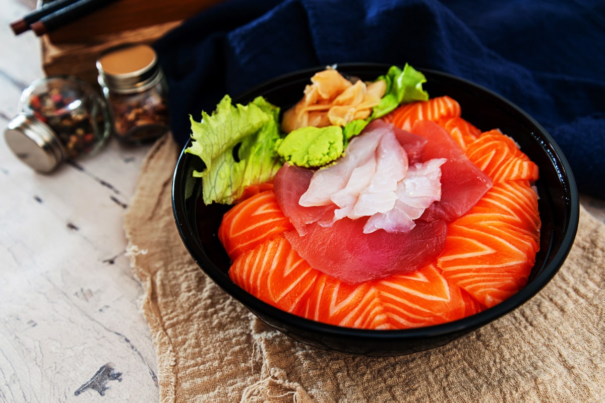 由三种生鱼混合而成的日式寿司