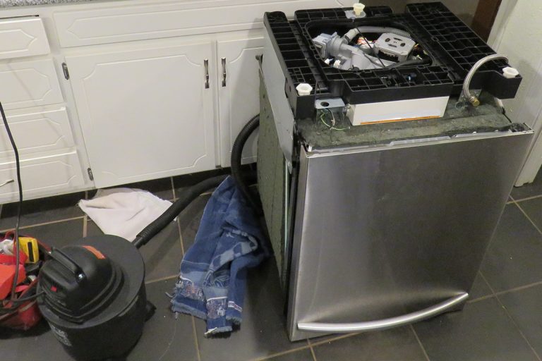 bd手机下载厨房洗碗机被修理,可以洗碗机排水软管在地板下运行(以及如何)?