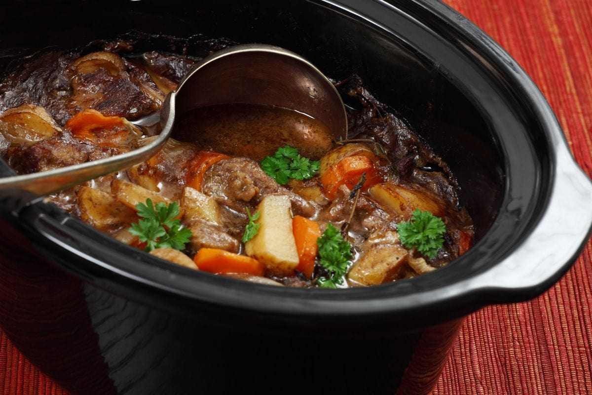 爱尔兰炖肉或炖吉尼斯的照片在克罗克电锅或慢炖锅。