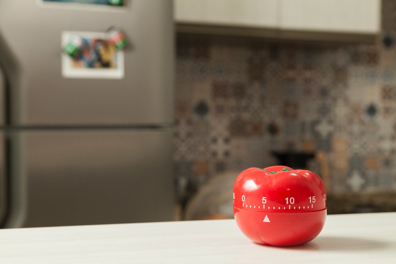 在后台红tomato-shaped厨bd手机下载房定时器和烹饪。让你知道什么时候关掉炉子和食物准备好了。巴西菜。bd手机下载厨房的概念。家用电器的概念。