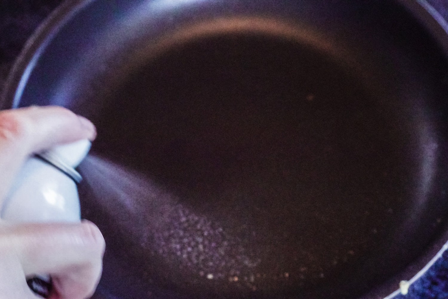一步一步来。在煎锅上喷烹饪橄榄油煎煎饼。
