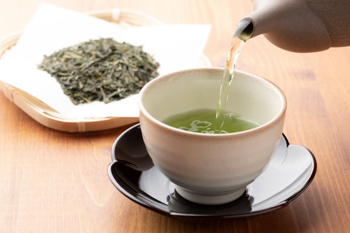 温暖的木质茶几上的绿茶