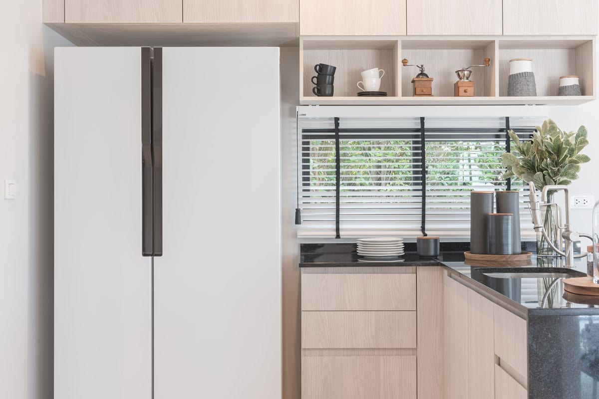 室内设计的新装饰木制厨房在豪华家庭与黑色花岗岩台面bd手机下载＂width=