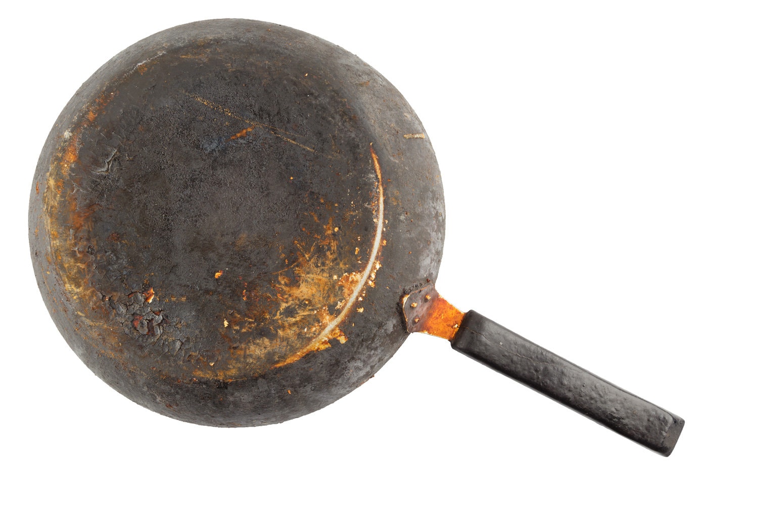 旧染色生锈的铸铁锅与燃烧的脂肪隔离在白色底部在平层的视角