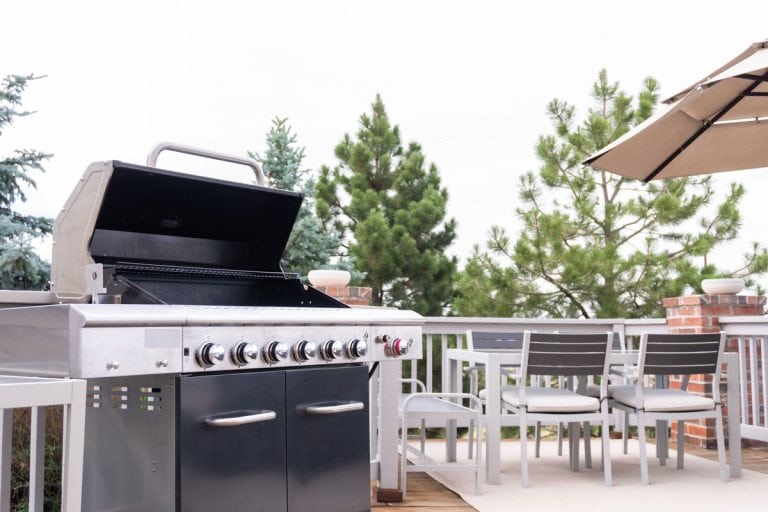 outdoor-sixburner-gas-grill-on-back前视图木材甲板上,百仕通筛点火器不断点击——为什么和怎么做?
