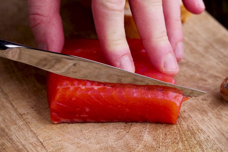 红色腌鲑鱼剁成块,鱼是用于烹饪和寿司,三文鱼是用于寿司吗?(这些是最好的类型!)