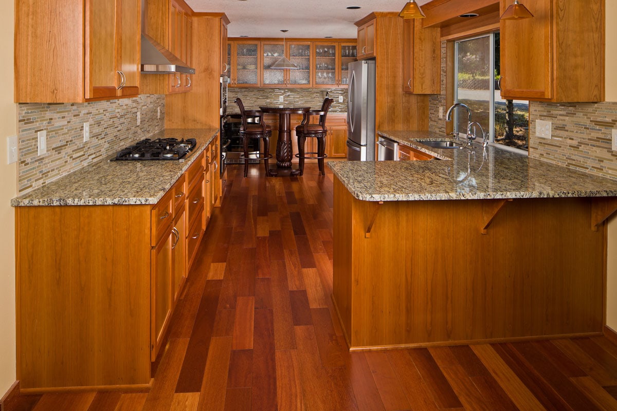 华丽的橡木橱柜和硬木地板的厨房与大理石台面bd手机下载