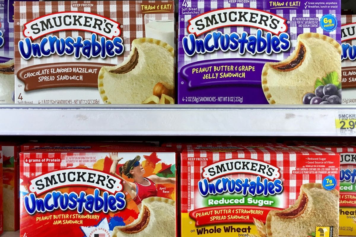 杂货店货架Uncrustables箱等的品牌。榛子、葡萄果冻和草莓。白面包和全麦面包。