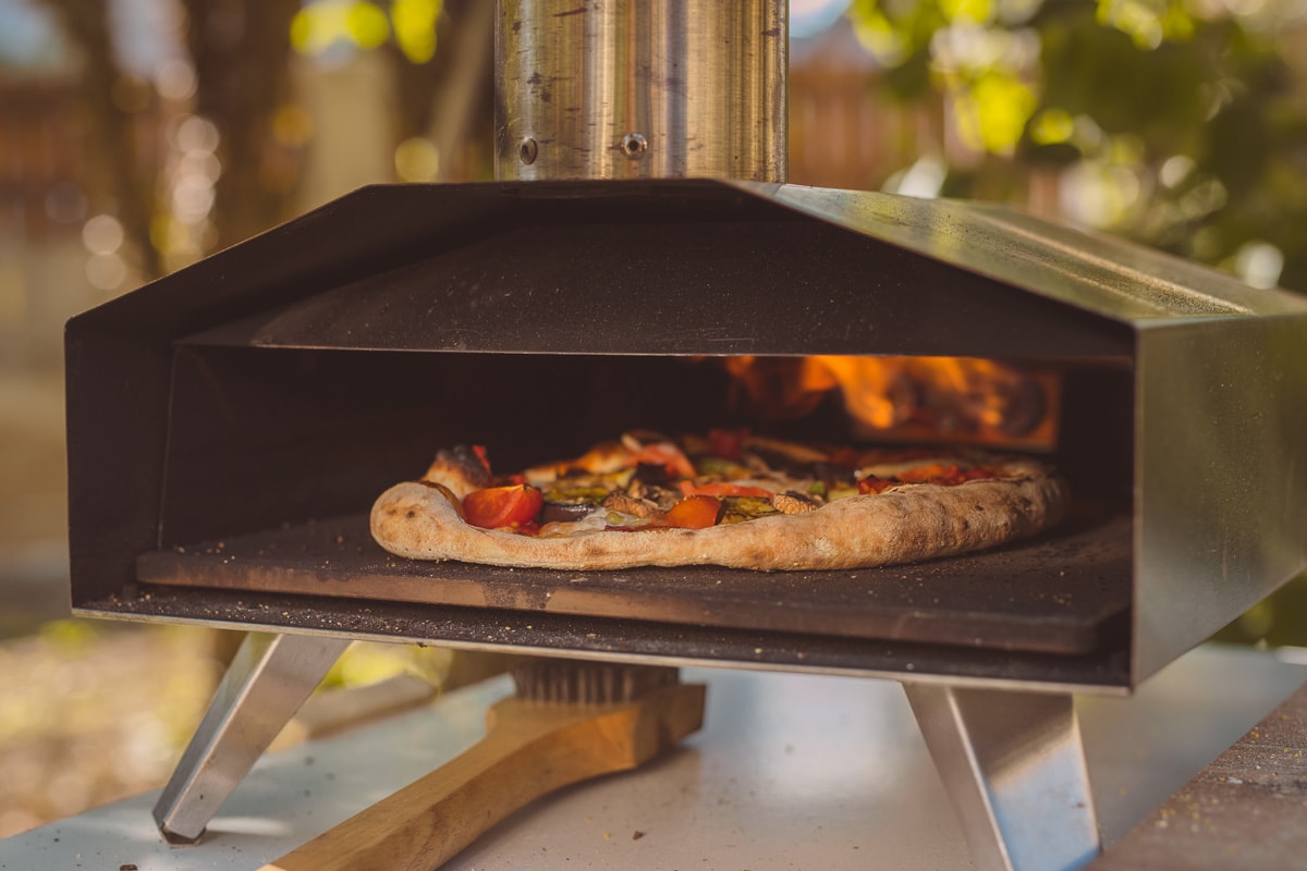 自制披萨是插入便携式铝制家用披萨烤箱。