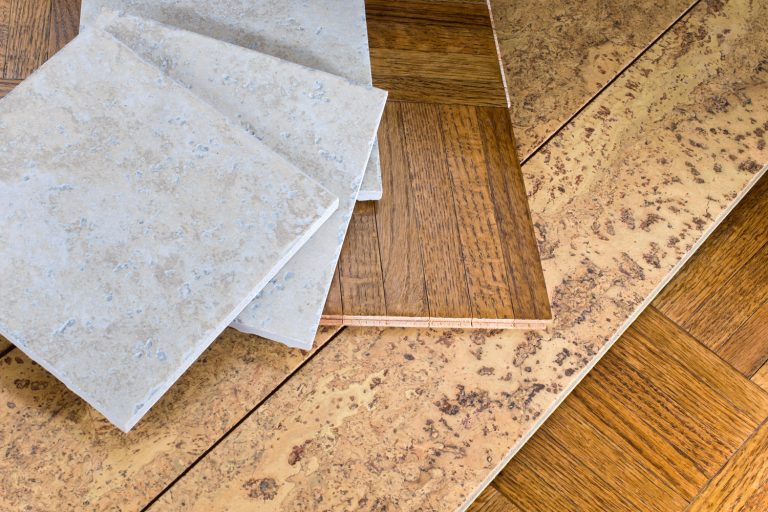 瓷砖,软木和铺木制地板样品为家庭内部改造——你能画软木地板瓷砖吗?你应该吗?