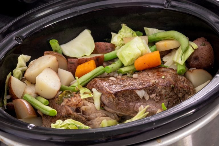 美味的炖牛肉烹饪蔬菜的克罗克电锅,烤需要被淹没在用砂锅吗?