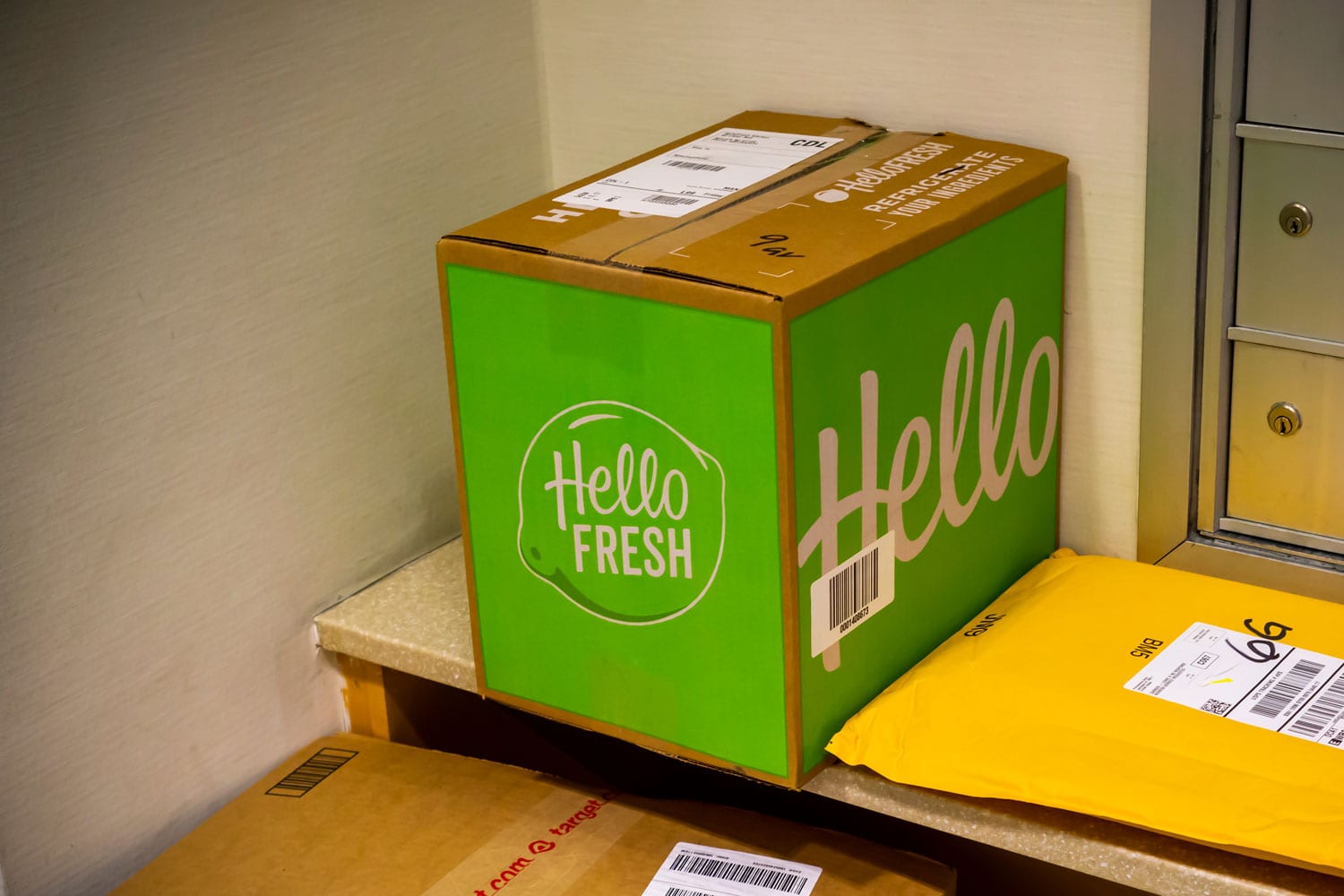 在一栋公寓楼的大厅里，一份来自Hello Fresh订餐服务的外卖正在等待领取