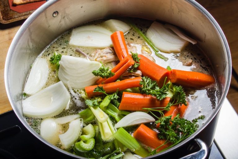 炉子上一个大的汤锅蔬菜切做汤。——如何降低芹菜味道在做饭