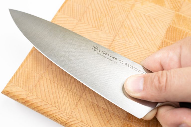 一个男人牵手烹饪用木刀剁碎,Wusthof取代刀处理吗?
