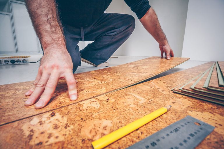 专业去除软木地板板,如何去除软木地板从混凝土(快速和轻松地)
