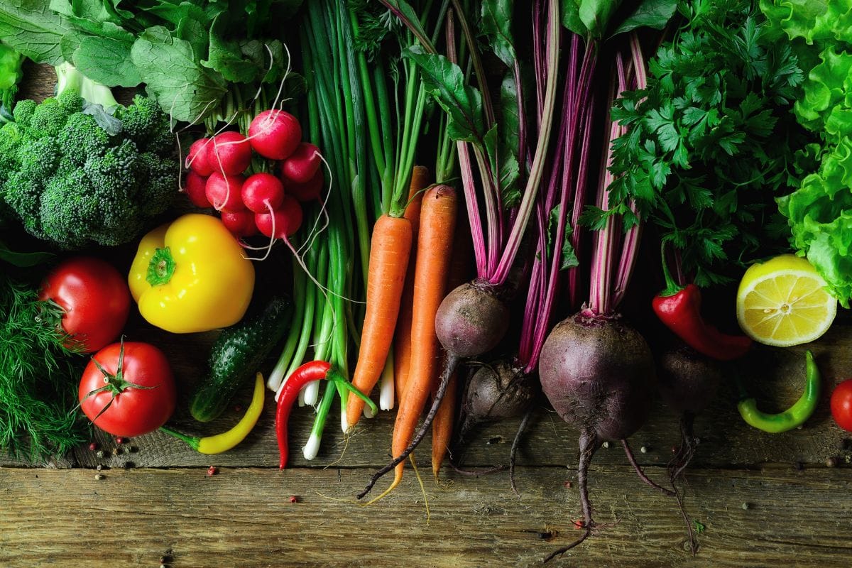 木制背景上的蔬菜。生物健康有机食品，草药和香料。生的和素食的概念。成分。横幅。
