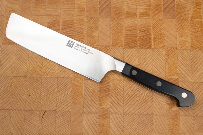 Wusthof经典圣像大烹饪刀孤立在白色的背景之上,Wusthof刀生锈吗?(以及如何防止这种情况)