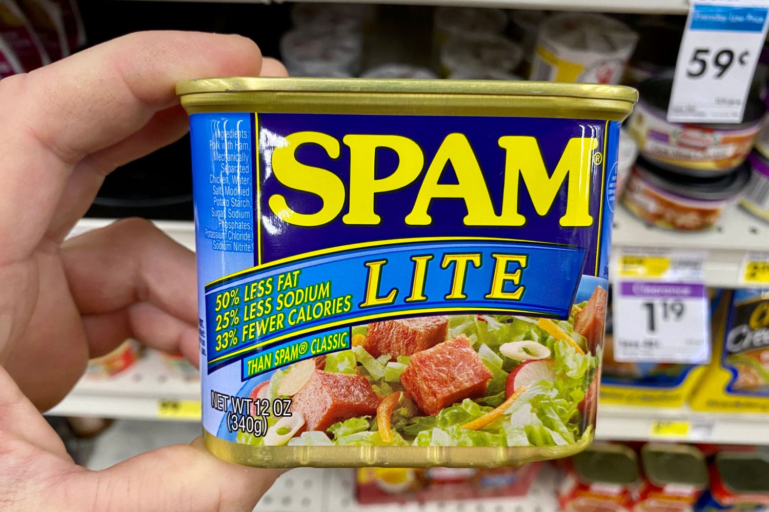 拿着一小罐Spam lite的男人。
