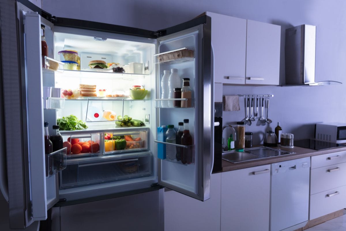 打开冰箱，冰箱里放满了果汁和新鲜蔬菜bd手机下载