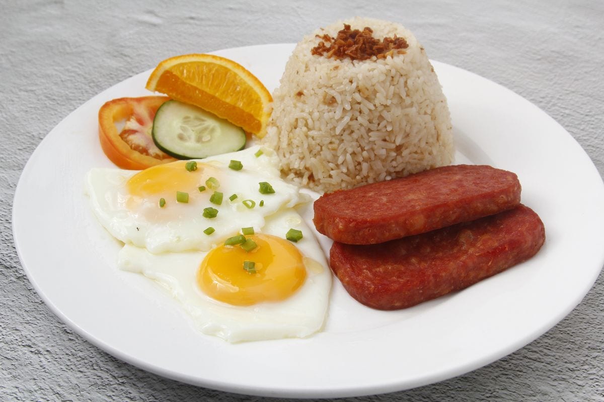 新鲜烹制的菲律宾食物叫做Spamsilog，也就是午餐肉片、鸡蛋和炒饭