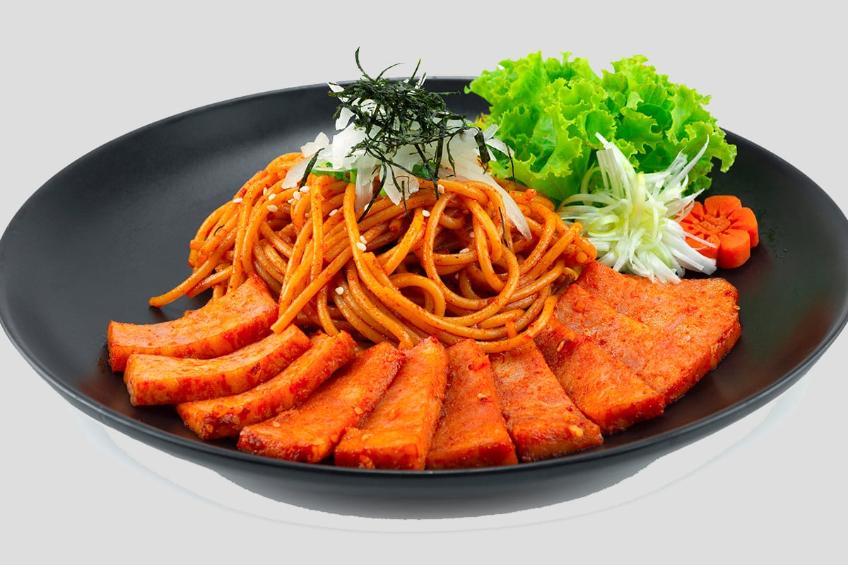 意大利面三阳辣酱配午餐肉火腿配洋葱排