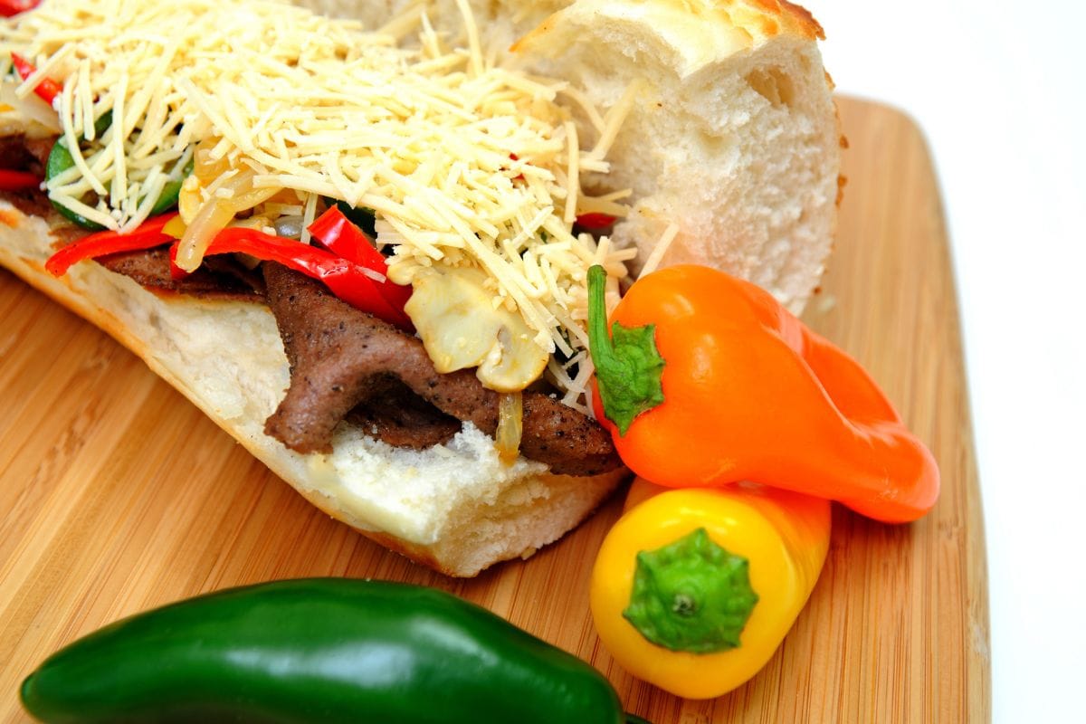 牛排和甜椒轻度墨西哥辣椒和碎齐亚戈干酪奶酪三明治。