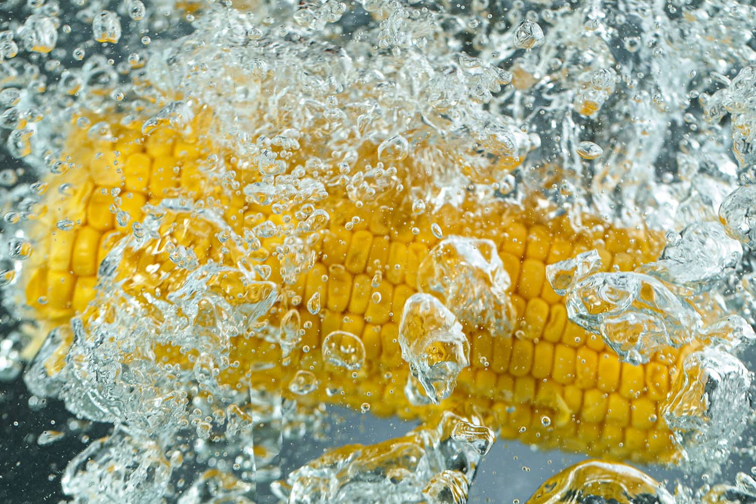 把玉米扔进开水,冻结运动,特写。