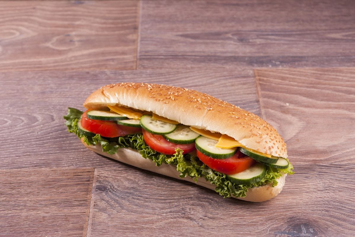 新鲜蔬菜潜艇三明治。