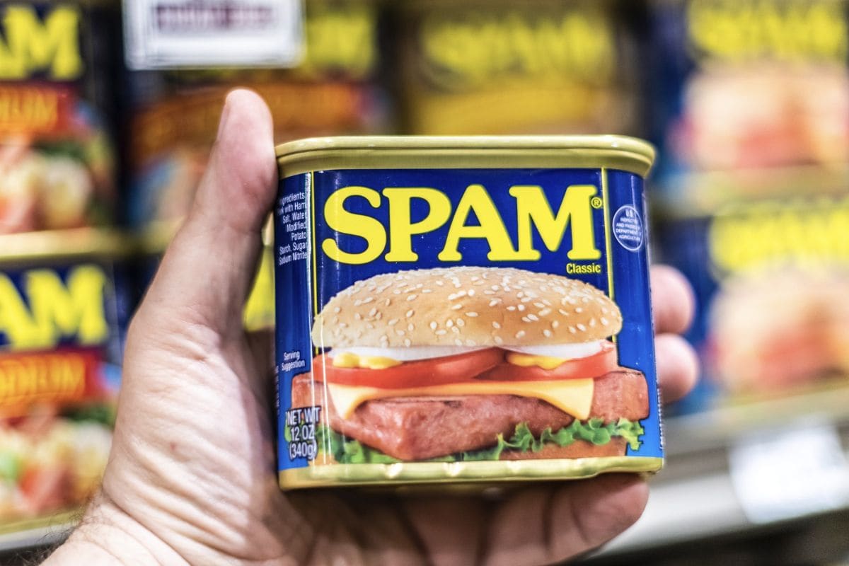 购物者手拿一罐SPAM品牌的肉罐头