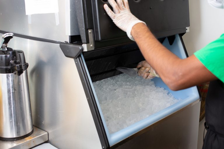 一个男人做的操作制冰机,如何重置美泰格制冰机(快速和轻松地)