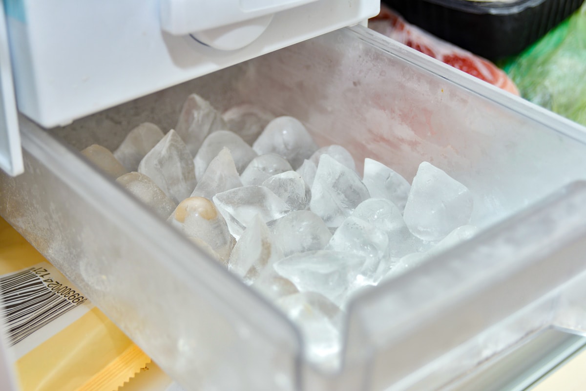 冰箱冰箱里冷冻冰块托盘