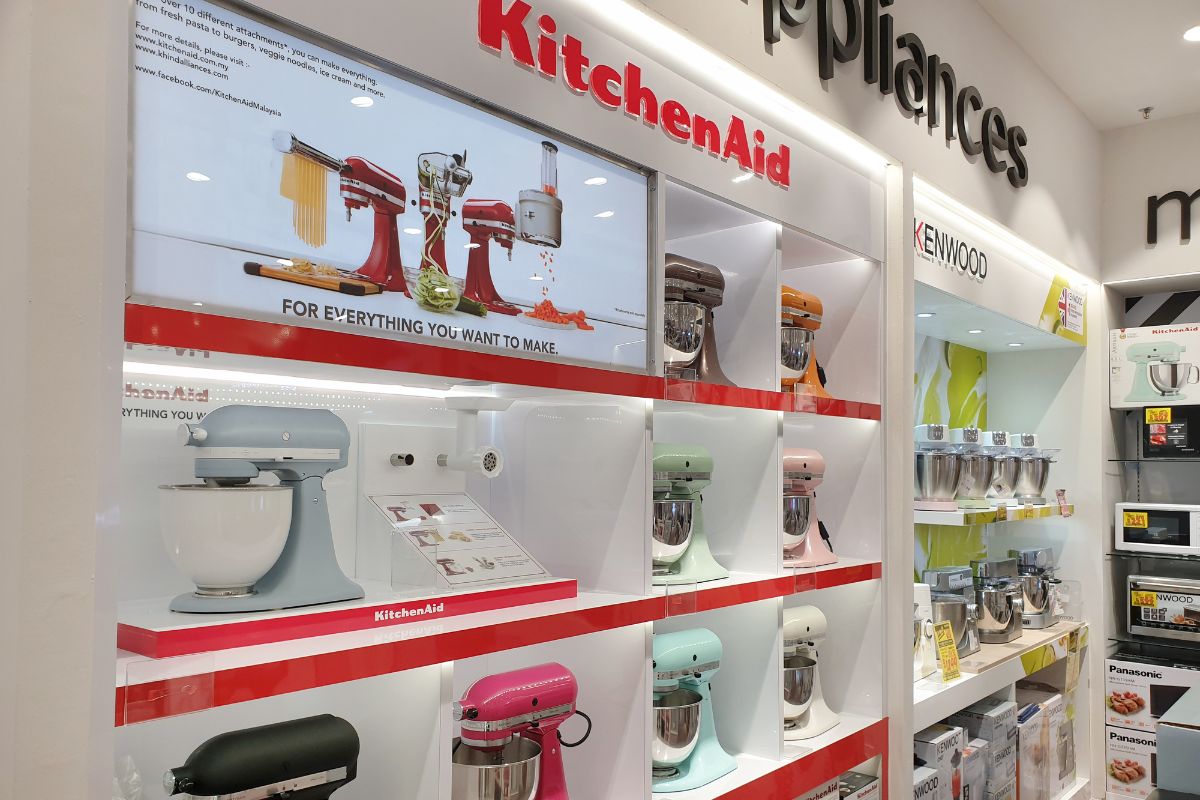 在商店货架上的现代Kitchebd手机下载nAid站立搅拌机的视图。bd手机下载KitchenAid是惠而浦公司旗下的美国家电品牌。