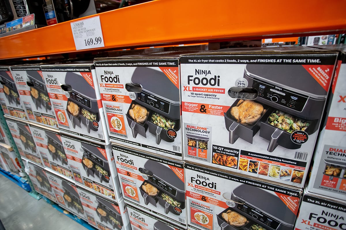 视图的几例忍者Foodi XL 2-basket空气炸锅电器、陈列在当地一家杂货店的大盒子。