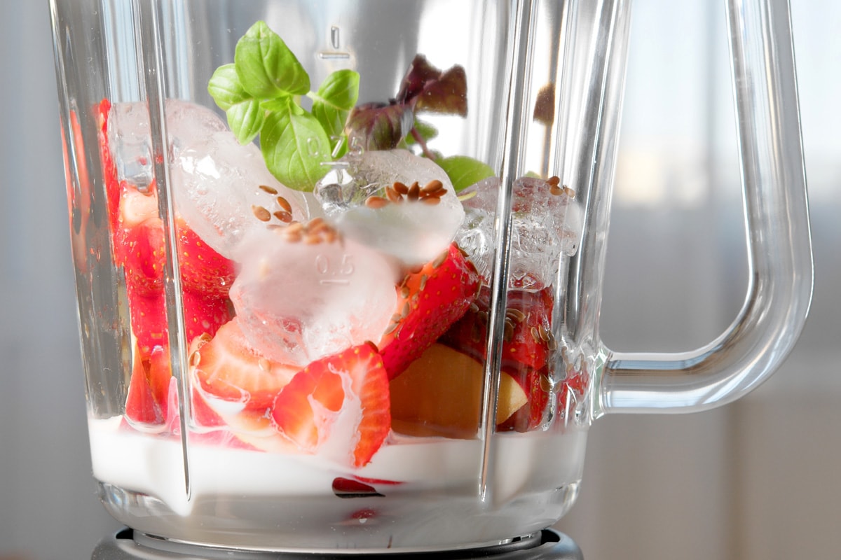 做出美味的草莓奶昔,使用Vitamix搅拌器