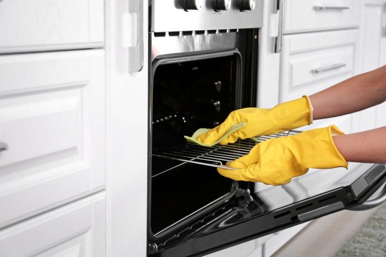 女人清洁烤箱在厨房——如何清洁烤箱Aqualibd手机下载ft不起作用(一步一步指导)