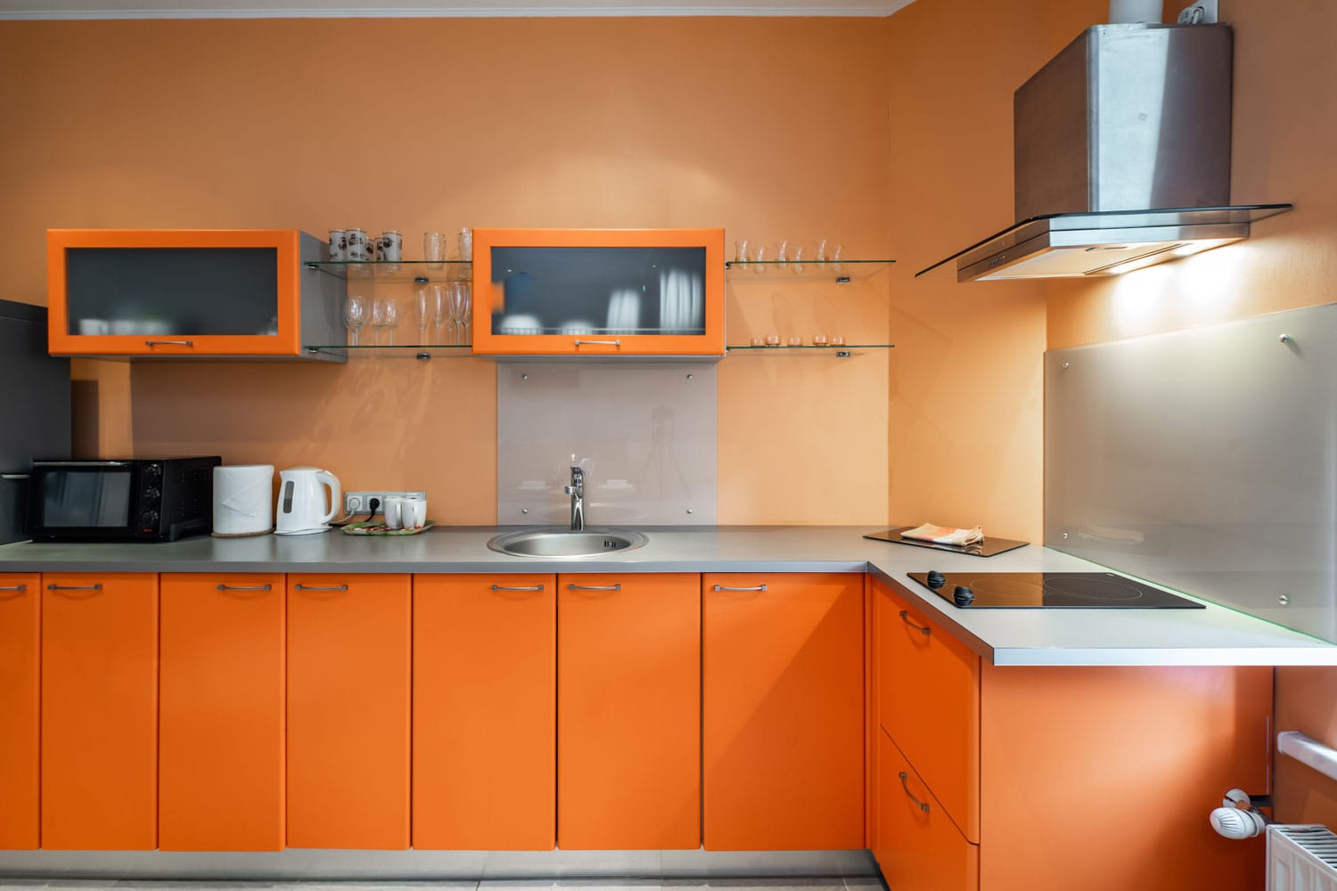 华丽的橙色厨房匹配橙色的墙壁bd手机下载